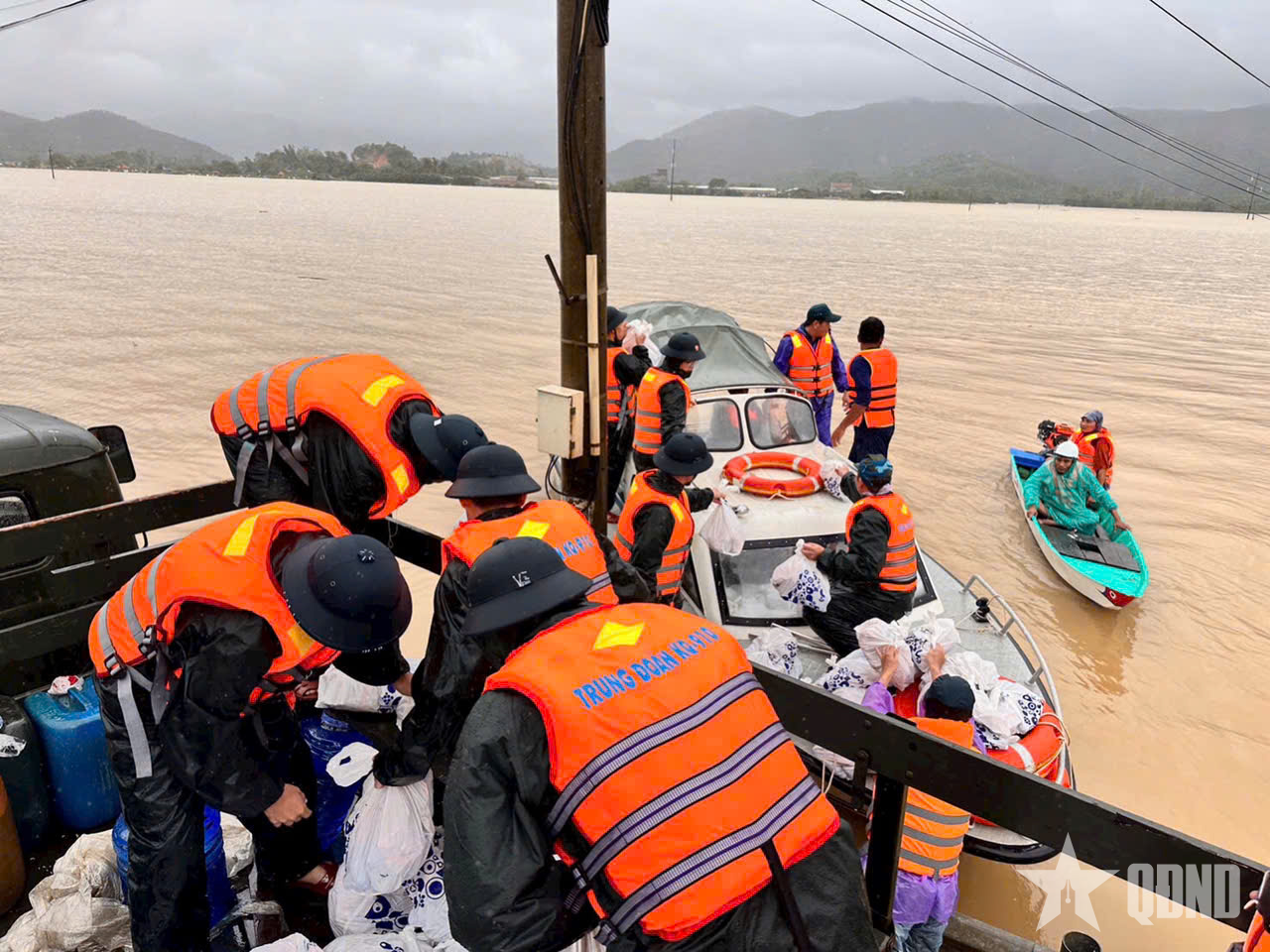 Tỏa sáng phẩm chất Bộ đội Cụ Hồ trong lũ dữ